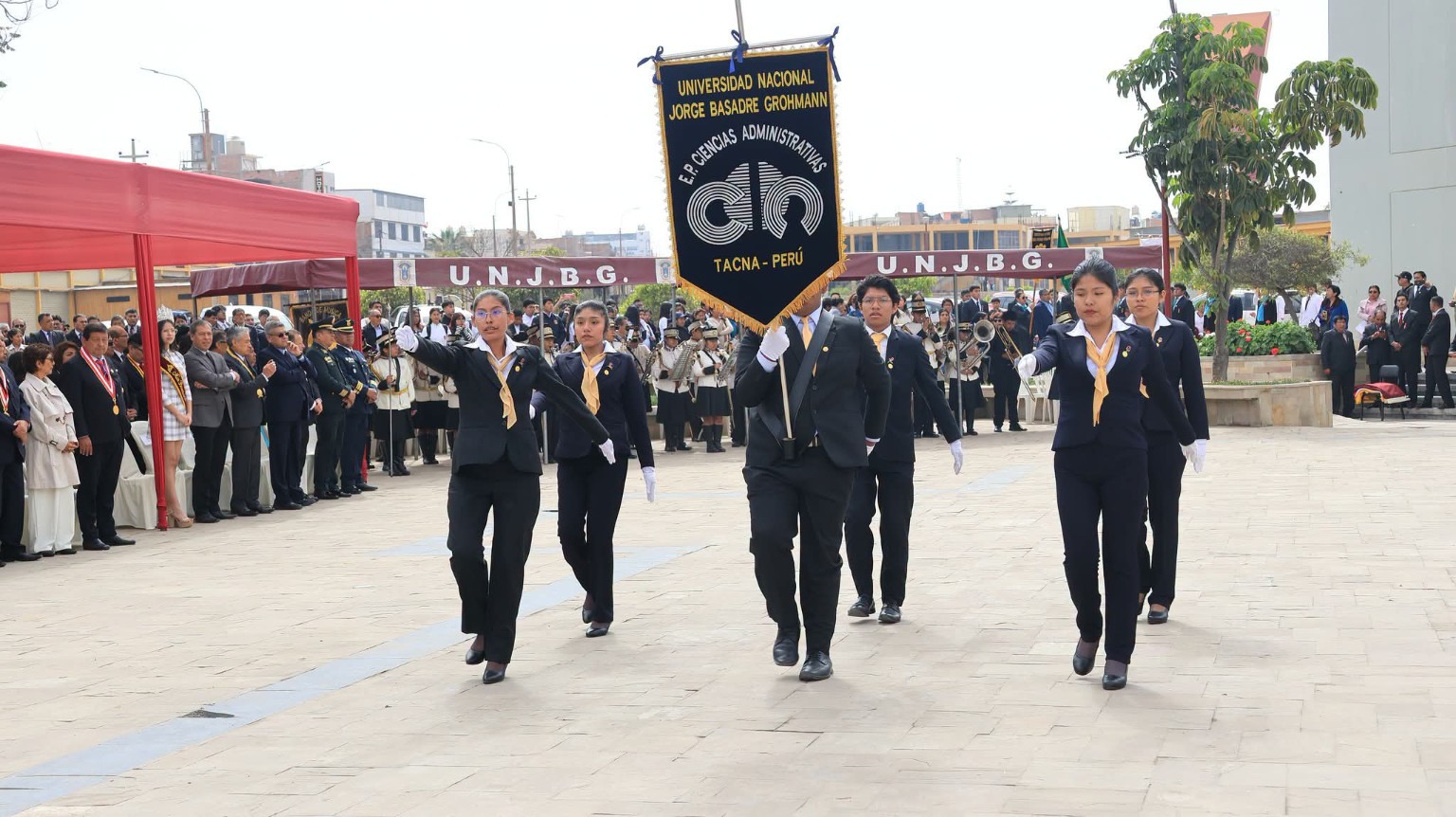 Escolta de Ciencias Administrativas en el desfile institucional