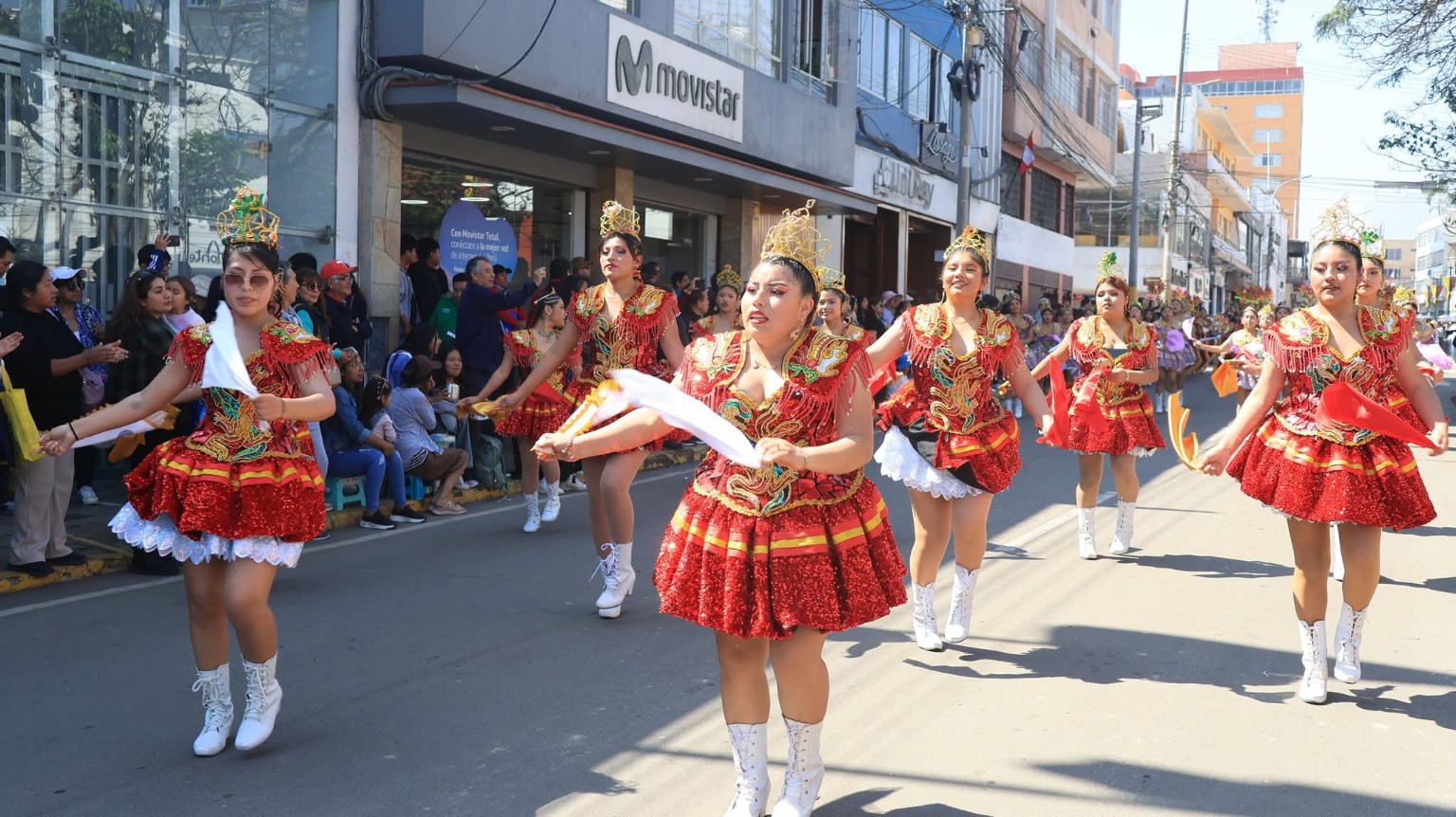 Participantes de diablada en el Pasacalle Basadrino