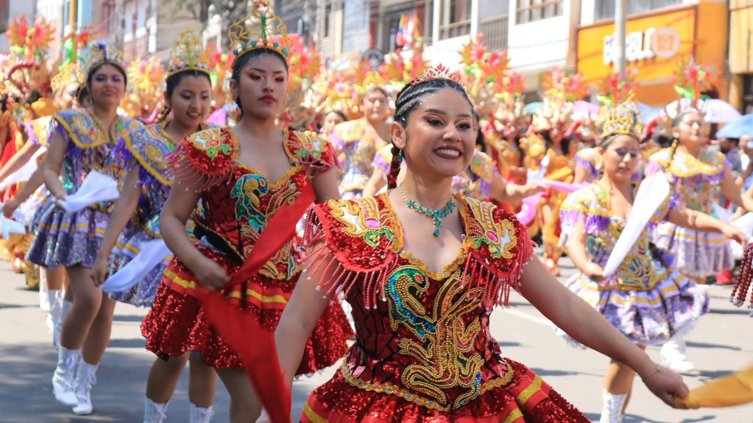 Danzantes con trajes coloridos de diablada