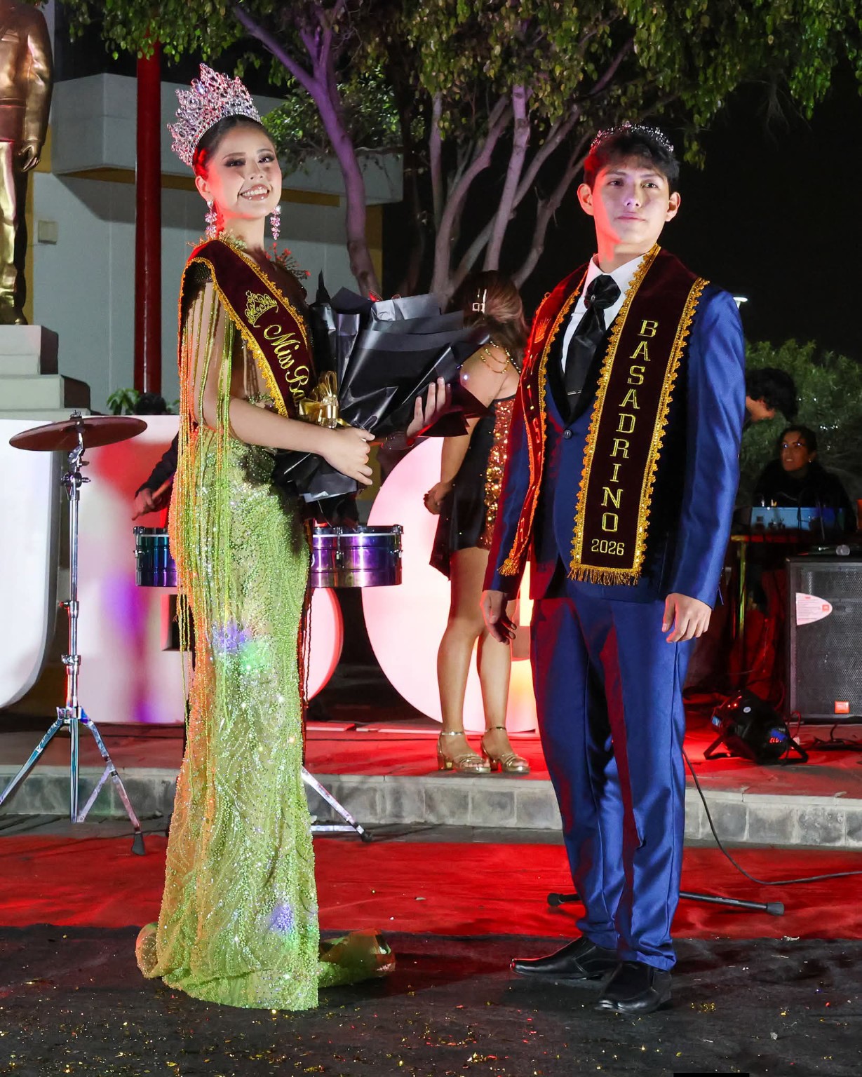 Representantes del reinado basadrino con sus bandas en la ceremonia