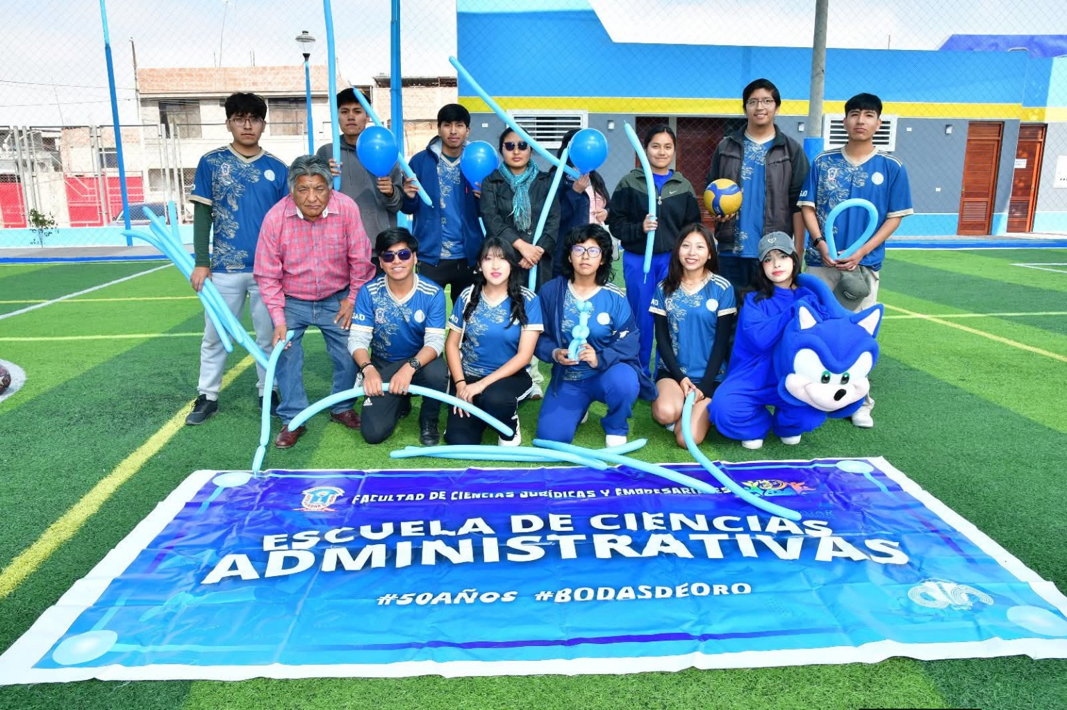 Promoción de ESAD con globos azules y su pancarta deportiva