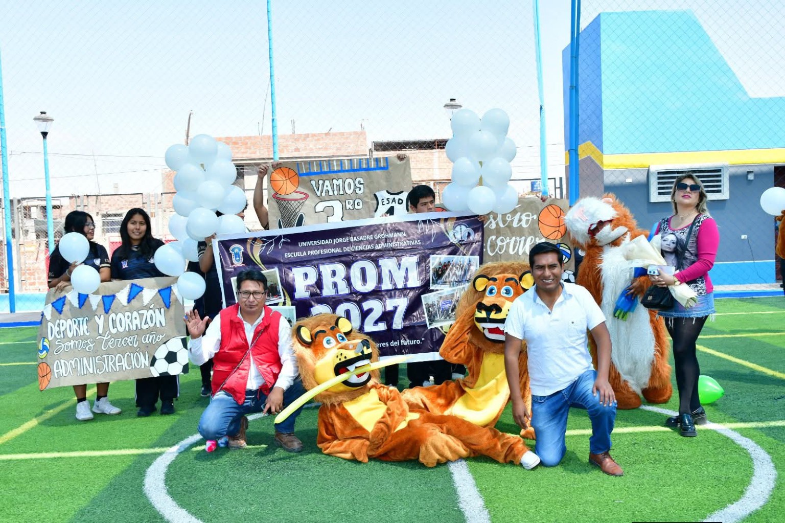Estudiantes con sus mascotas y pancartas durante el día deportivo