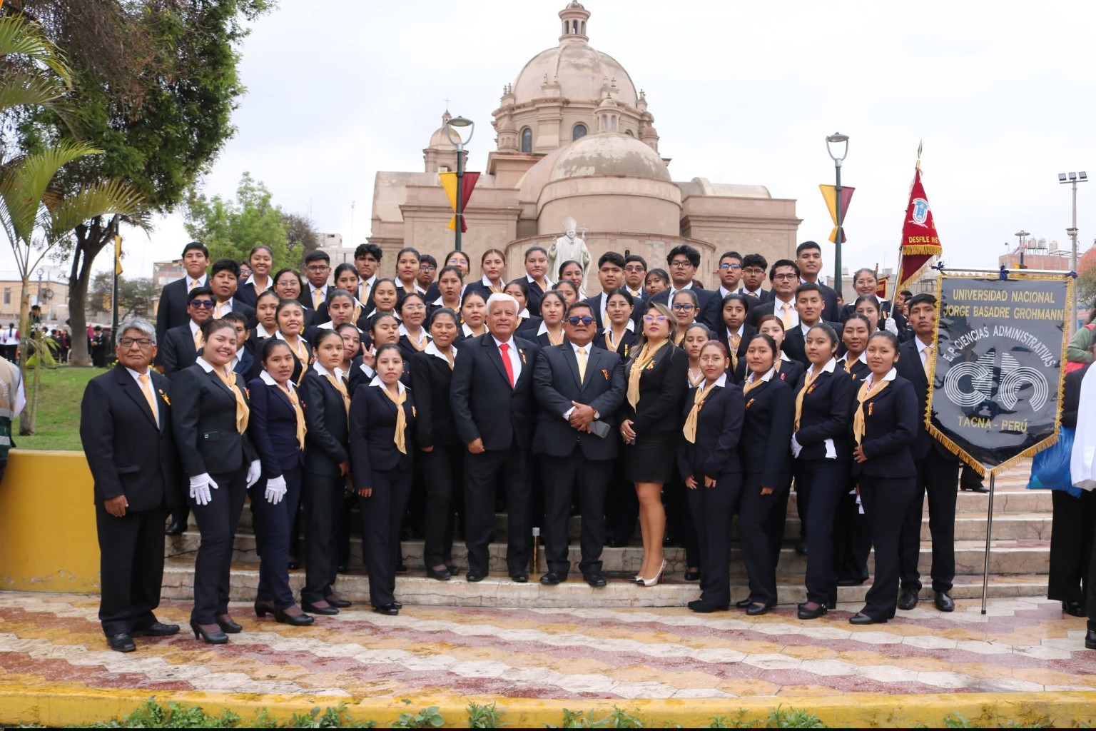 Comunidad de Ciencias Administrativas reunida junto a su estandarte