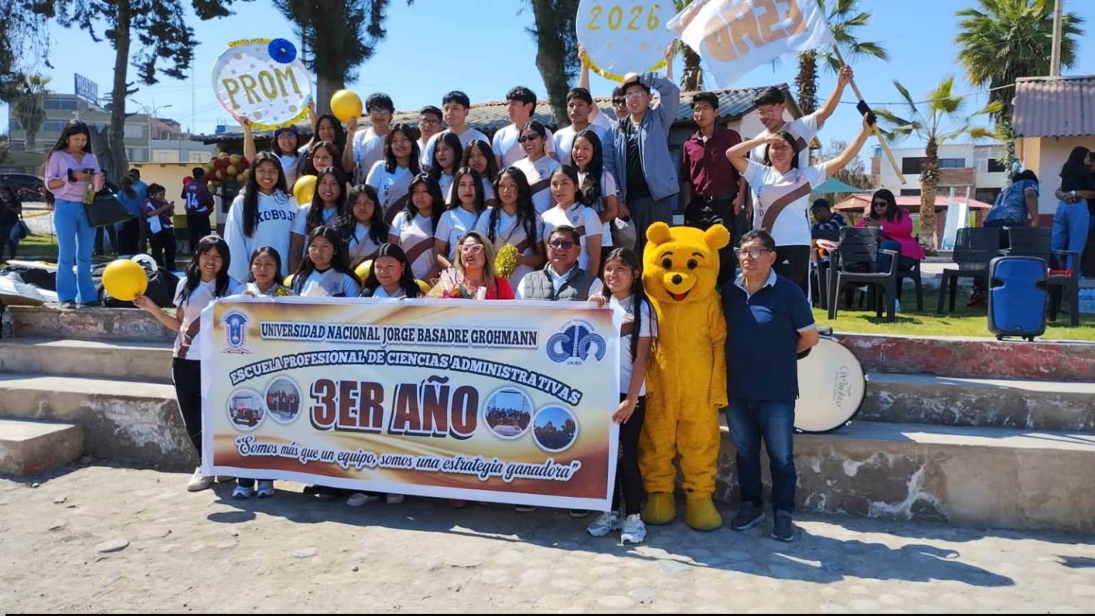 Promoción reunida con su pancarta de tercer año
