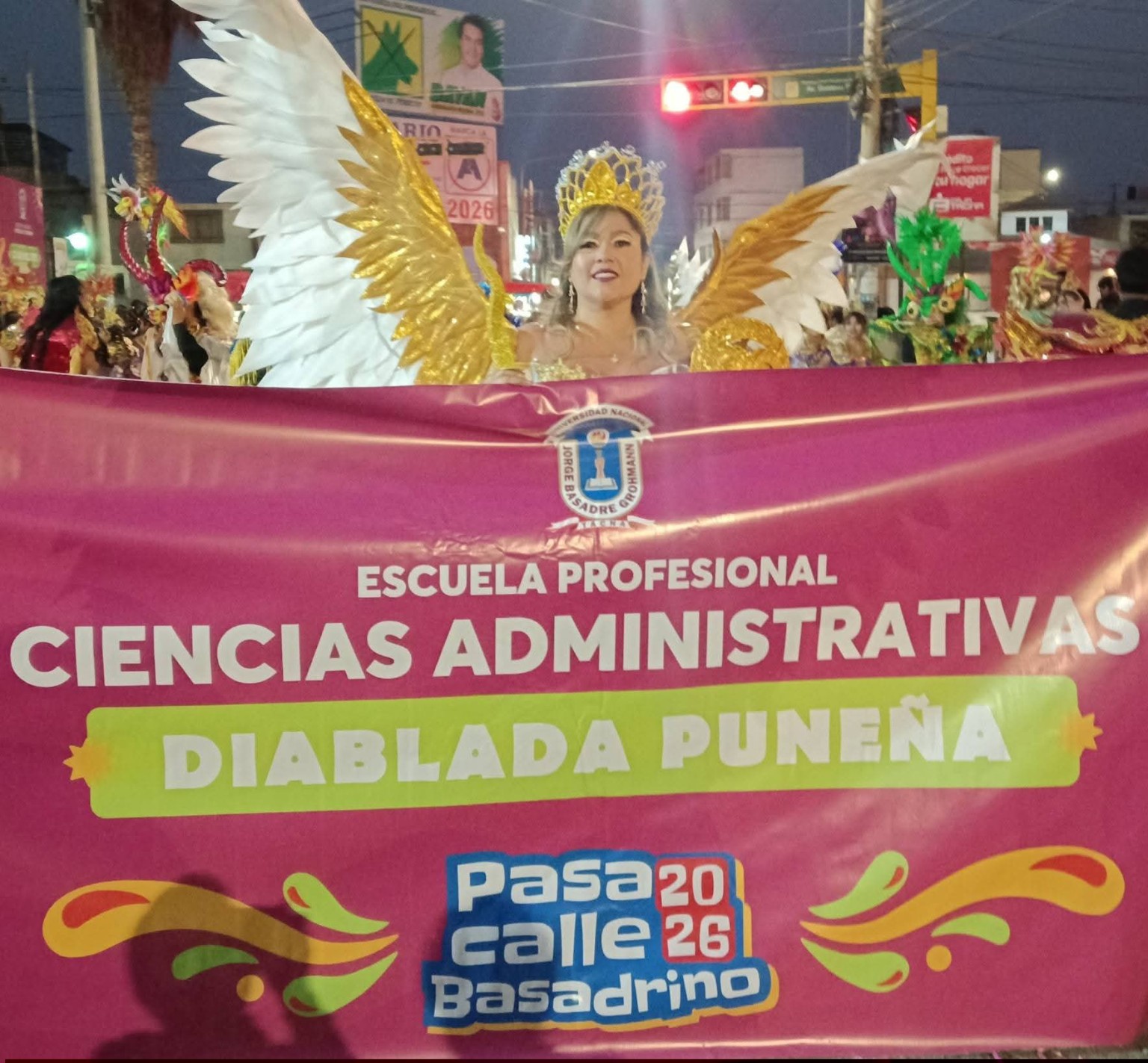 Representante de diablada con la pancarta ESAD del Pasacalle Basadrino 2026