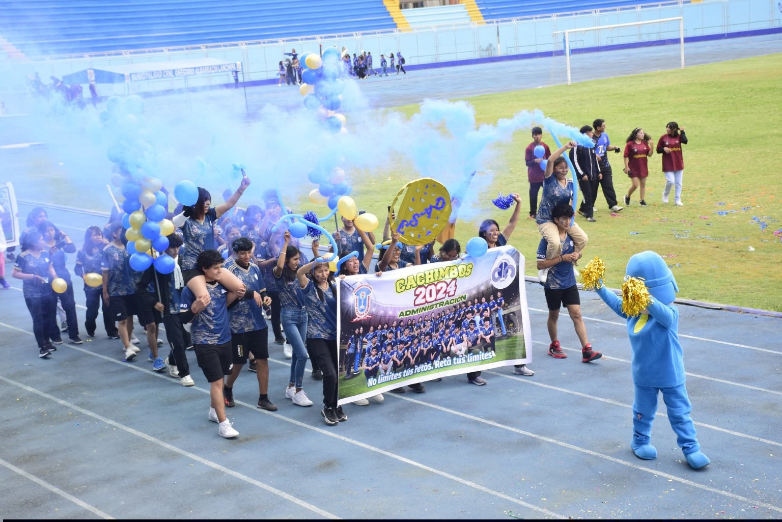 Ingresantes 2024 de Administración con globos y barras en el estadio