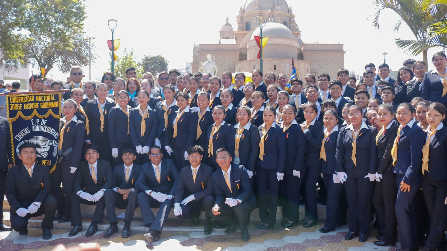 Estudiantes ESAD junto al estandarte de la escuela