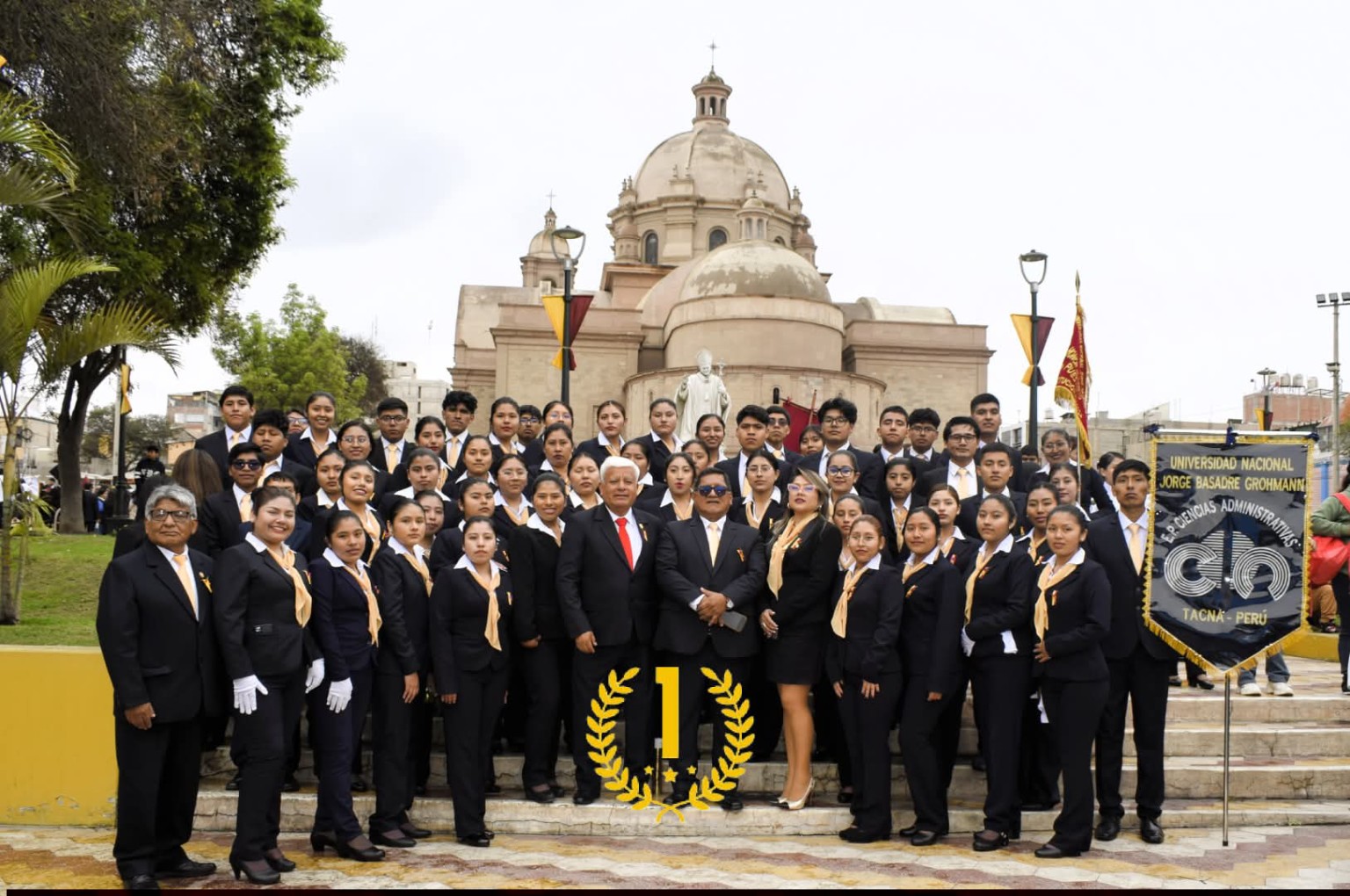 Comunidad ESAD en fotografía conmemorativa del primer lugar en desfile